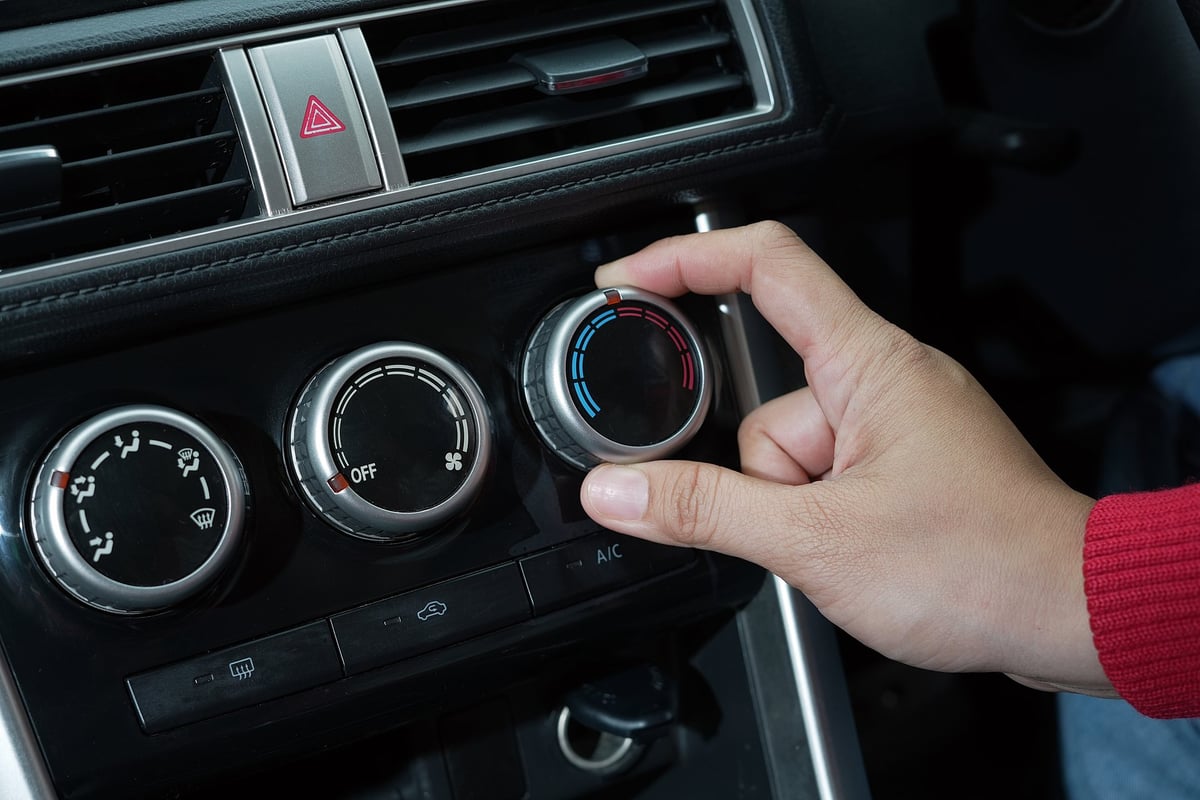 car air conditioner is not cool due to a refrigerant leak